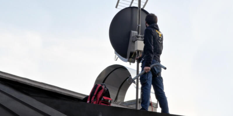 Una foto del nostro collega che installa un'antenne digitale terrestre ed una parabolica.